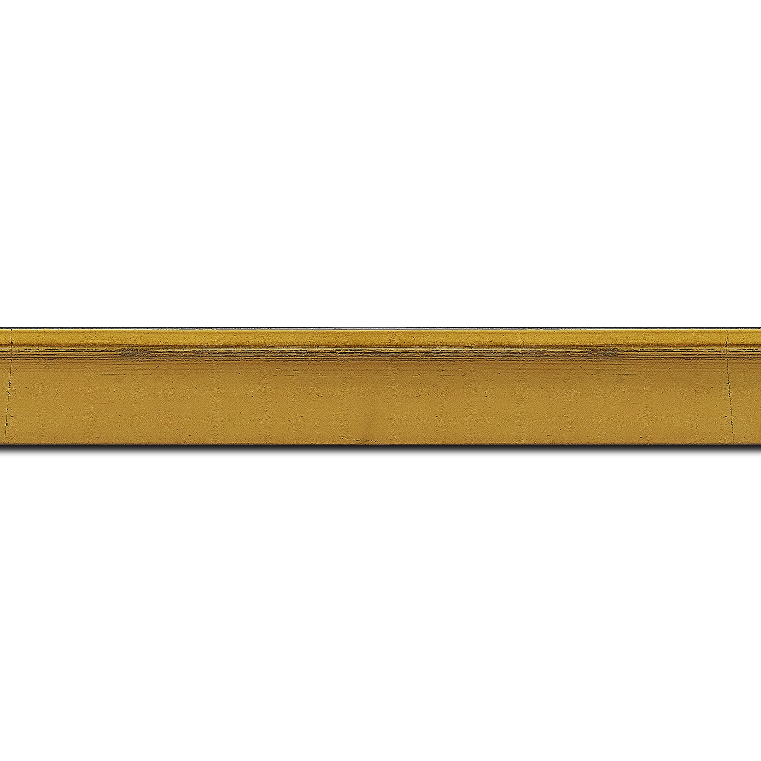 Pack par 12m, bois profil en pente plongeant largeur 2.2cm couleur or coté extérieur foncé. finition haut de gamme car dorure à l'eau fait main (longueur baguette pouvant varier entre 2.40m et 3m selon arrivage des bois)