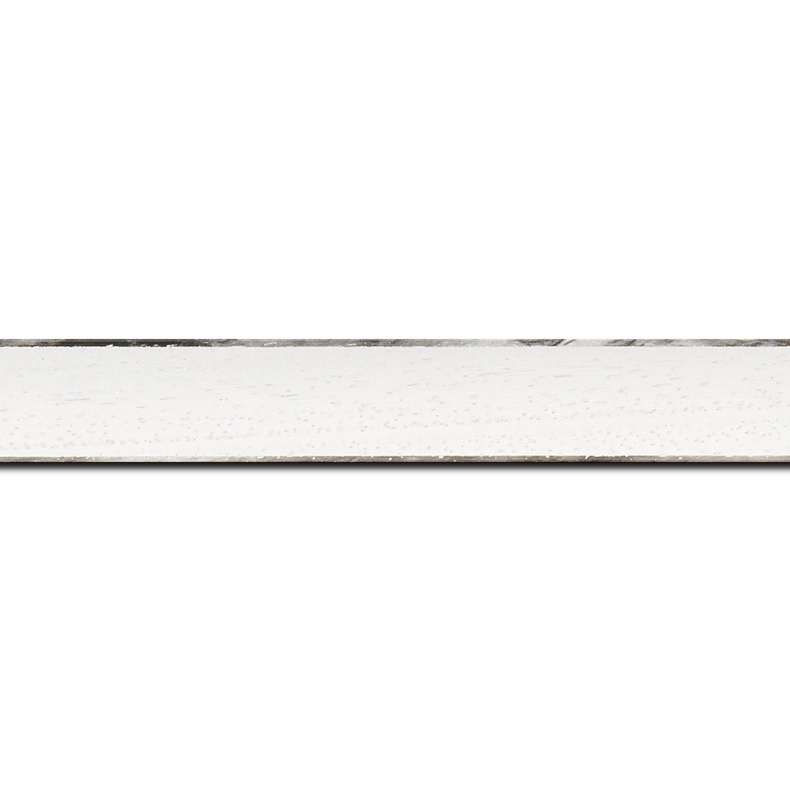 Baguettes service précoupé bois profil concave largeur 2.4cm couleur blanc satiné arêtes essuyés noircies de chaque coté