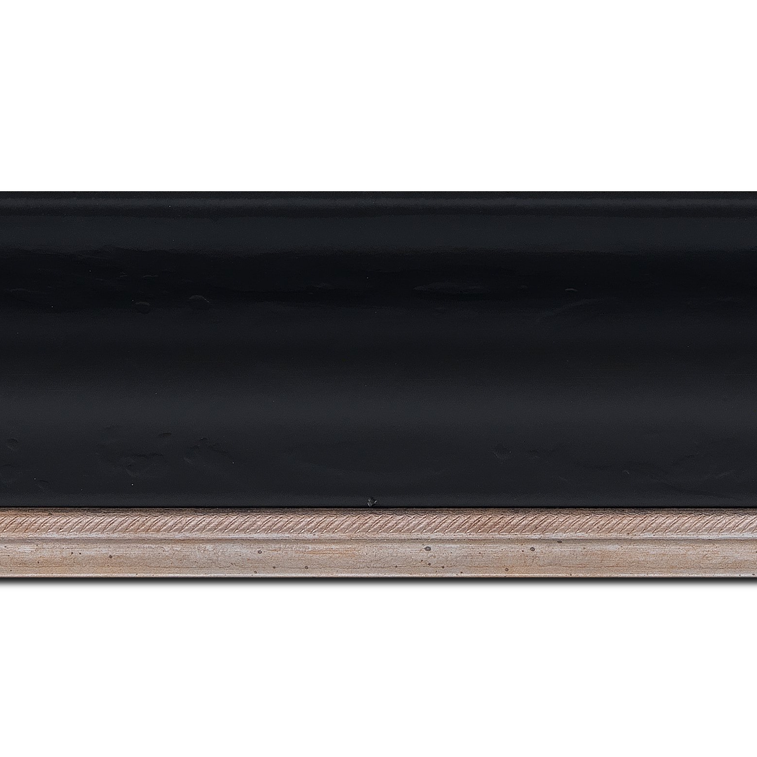 Pack par 12m, bois profil incurvé largeur 7.5cm de couleur noir finition antique filet argent vermeille (longueur baguette pouvant varier entre 2.40m et 3m selon arrivage des bois)