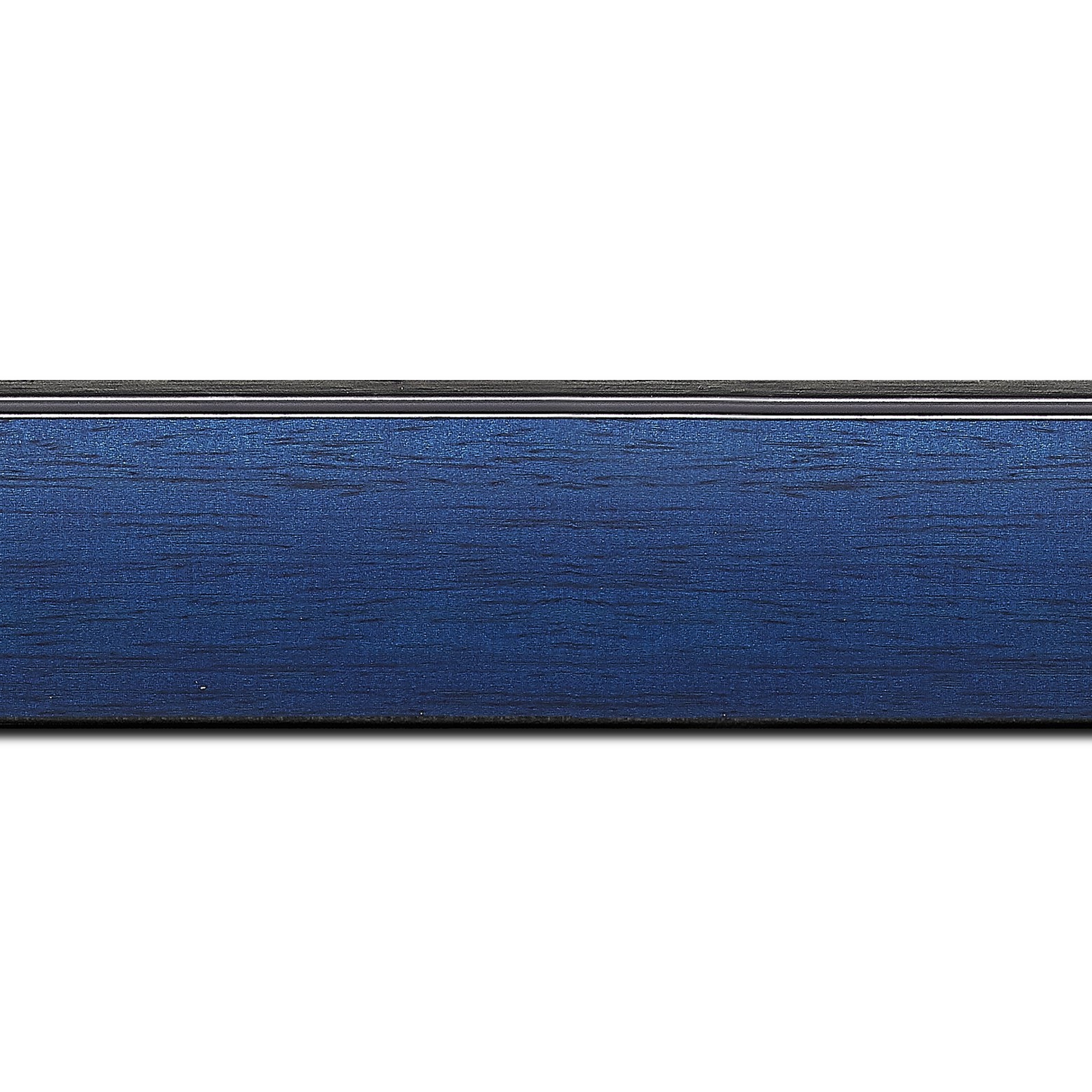 Baguette longueur 1.40m bois profil en pente méplat largeur 4.8cm couleur bleu cobalt satiné surligné par une gorge extérieure noire : originalité et élégance assurée