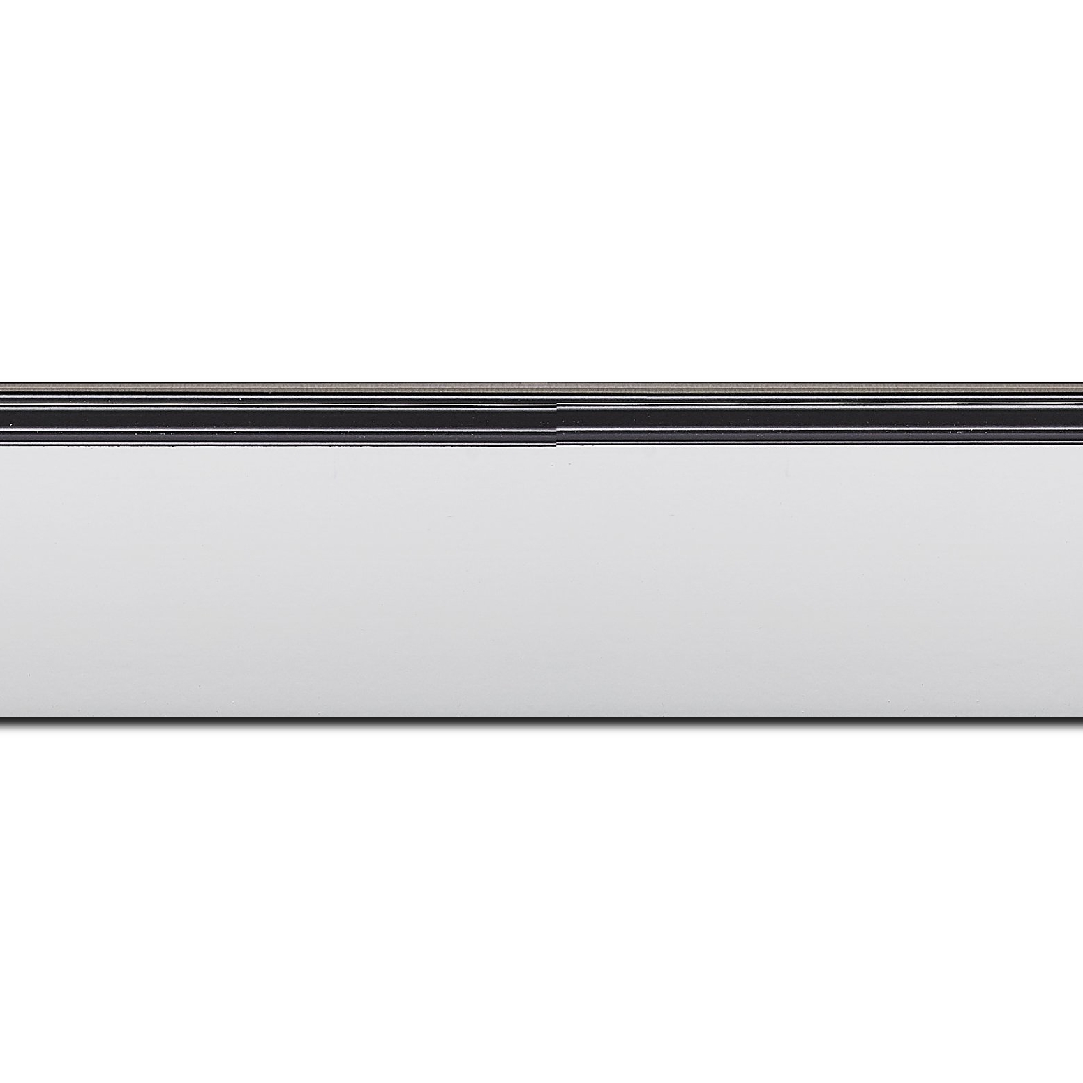 Baguette longueur 1.40m bois profil en pente méplat largeur 4.8cm couleur blanc mat surligné par une gorge extérieure noire : originalité et élégance assurée