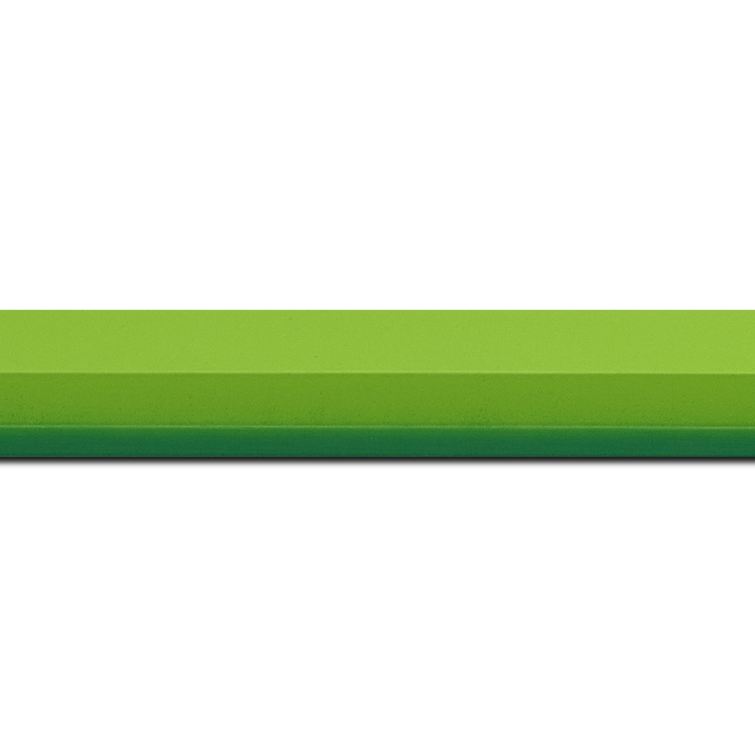 Pack par 12m, bois profil plat 3 faces largeur 2.8cm de couleur vert tendre mat , nez intérieur vert foncé mat dégradé (finition pore bouché) (longueur baguette pouvant varier entre 2.40m et 3m selon arrivage des bois)