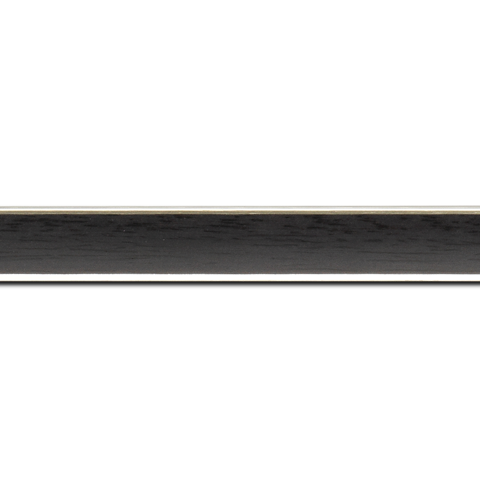 Pack par 12m, bois profil concave largeur 2.4cm couleur noir  satiné  filet argent de chaque coté (pore du bois apparent) (longueur baguette pouvant varier entre 2.40m et 3m selon arrivage des bois)