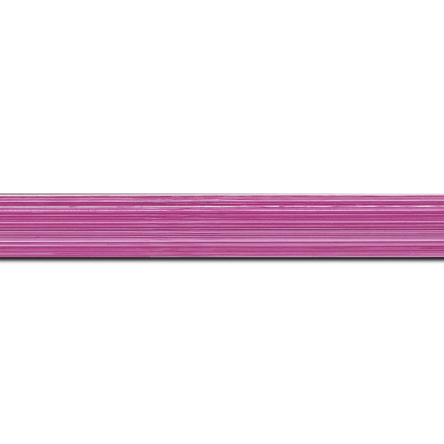 Baguette longueur 1.40m bois profil concave largeur 2.4cm couleur fushia effet matière fond blanc