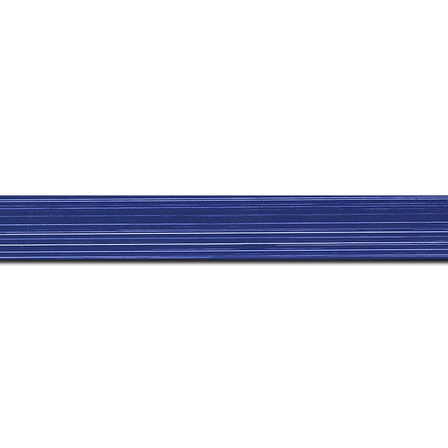 Baguette longueur 1.40m bois profil concave largeur 2.4cm couleur bleu foncé effet matière fond blanc