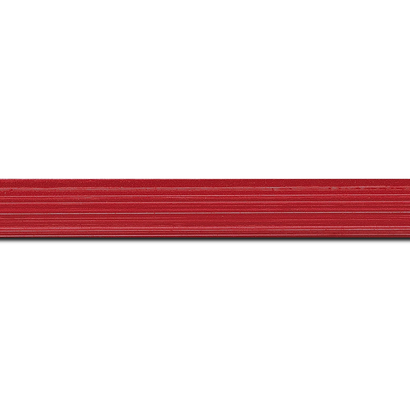 Baguette longueur 1.40m bois profil concave largeur 2.4cm couleur rouge grenadine effet matière fond blanc