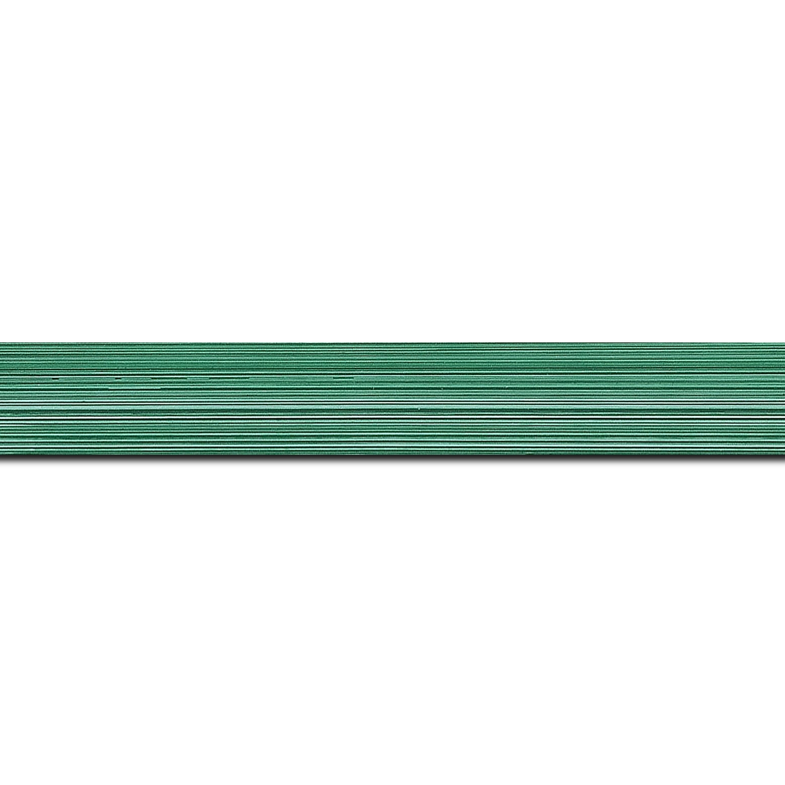 Baguette longueur 1.40m bois profil concave largeur 2.4cm couleur vert tropical effet matière fond blanc