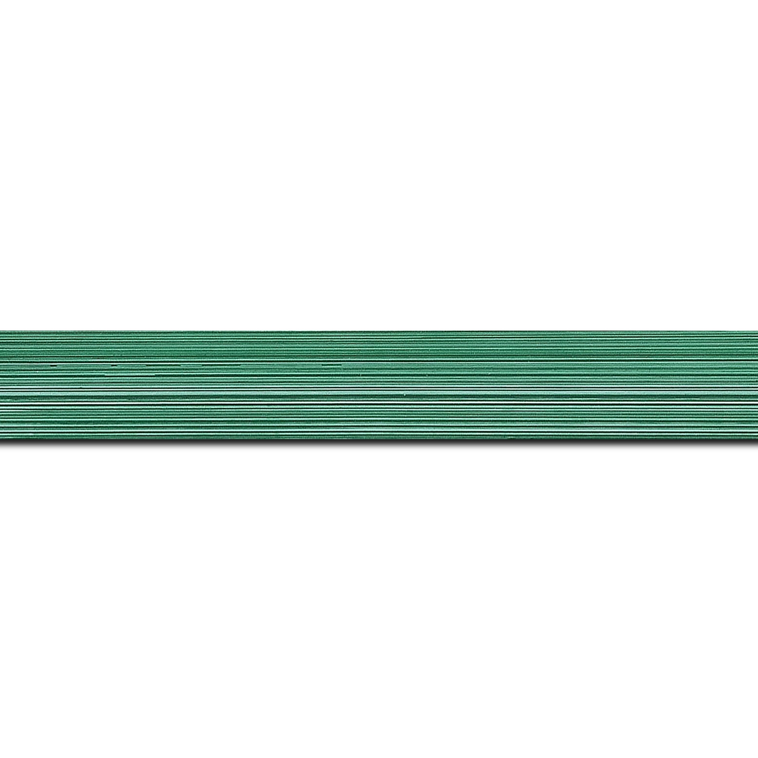 Baguette longueur 1.40m bois profil concave largeur 2.4cm couleur vert tropical effet matière fond blanc