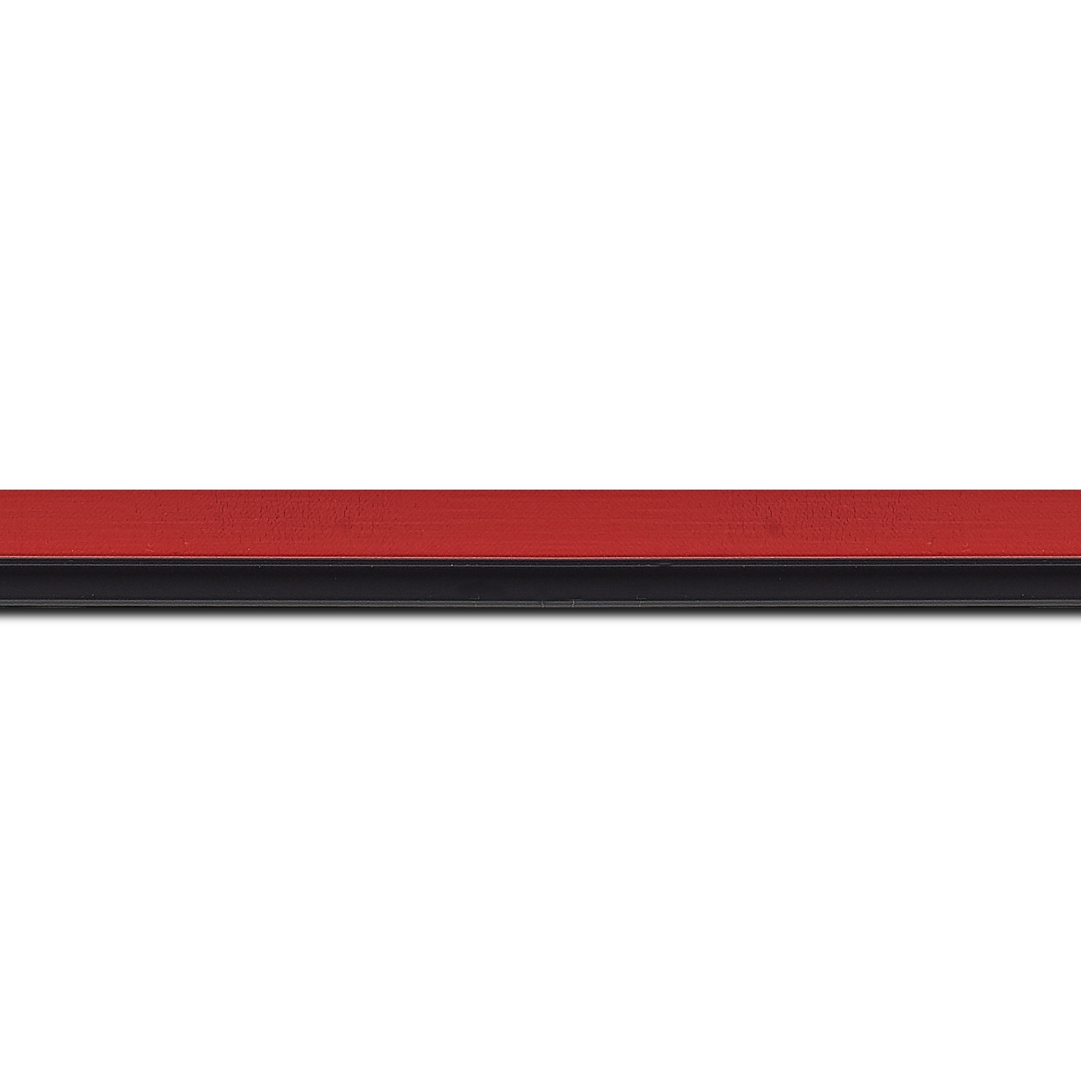 Pack par 12m, bois profil plat largeur 1.6cm couleur rouge satiné filet noir en retrait de la face du cadre de 6mm assurant un effet très original (longueur baguette pouvant varier entre 2.40m et 3m selon arrivage des bois)