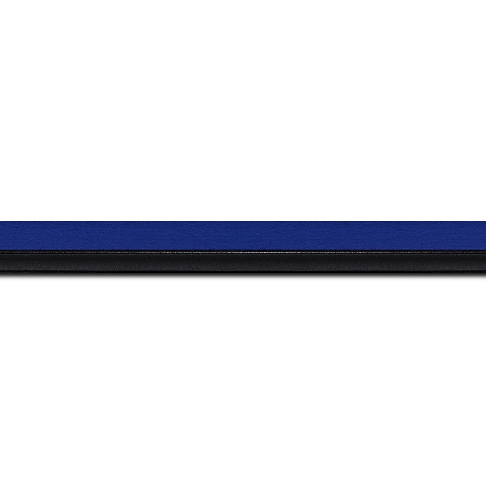 Pack par 12m, bois profil plat largeur 1.6cm couleur bleu franc filet noir en retrait de la face du cadre de 6mm assurant un effet très original (longueur baguette pouvant varier entre 2.40m et 3m selon arrivage des bois)