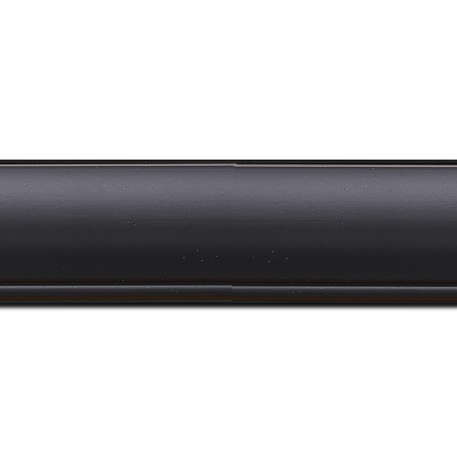 Baguette longueur 1.40m bois profil arrondi largeur 4.7cm couleur noir mat finition pore bouché filet noir mat