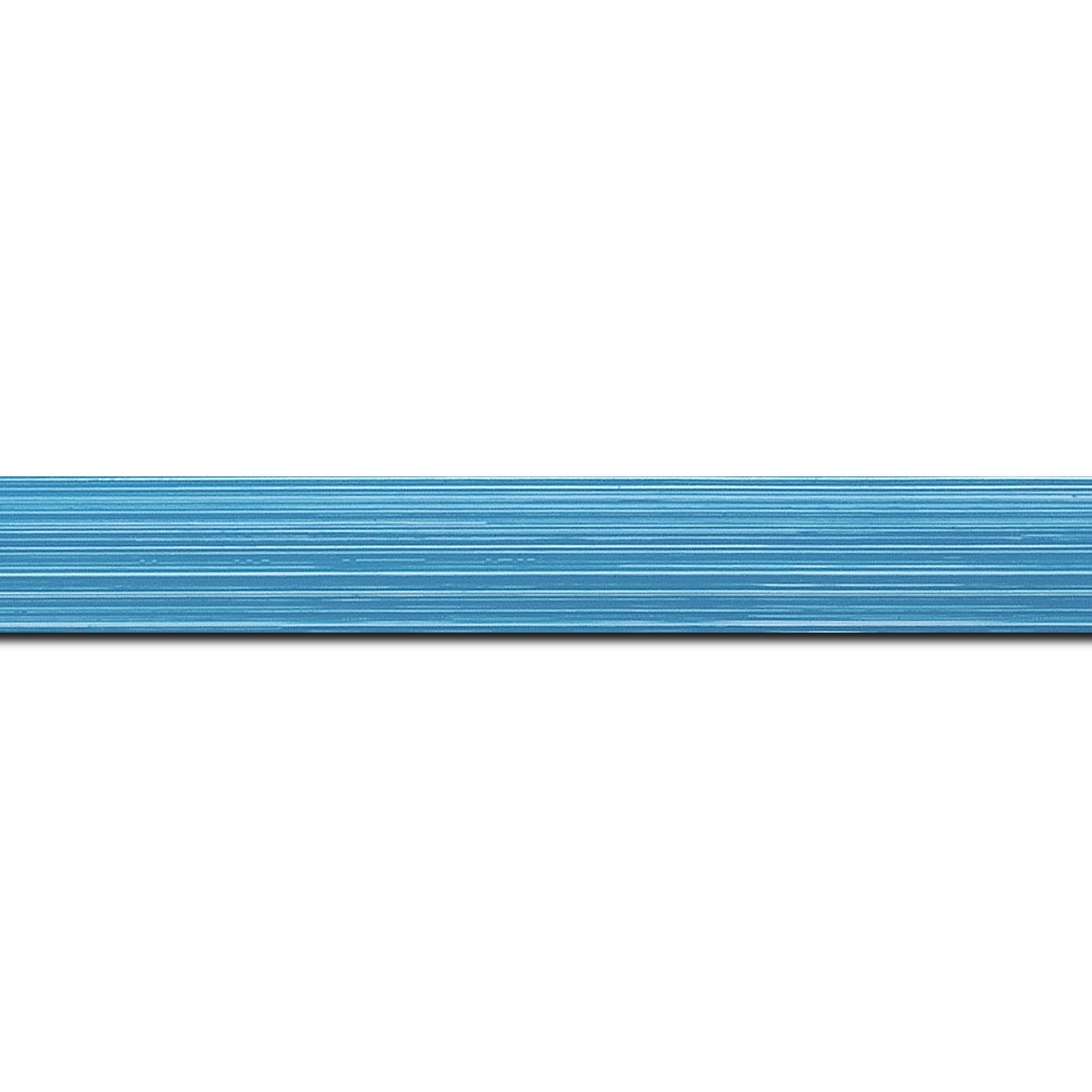 Baguette longueur 1.40m bois profil concave largeur 2.4cm couleur bleu clair effet matière fond blanc