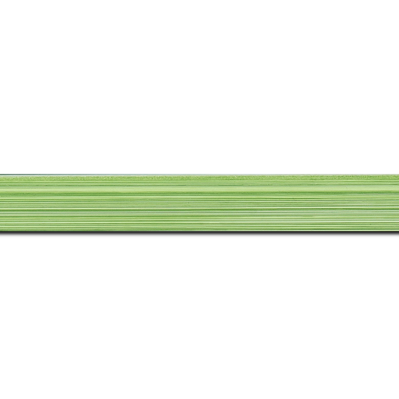 Baguette longueur 1.40m bois profil concave largeur 2.4cm couleur vert clair effet matière fond blanc