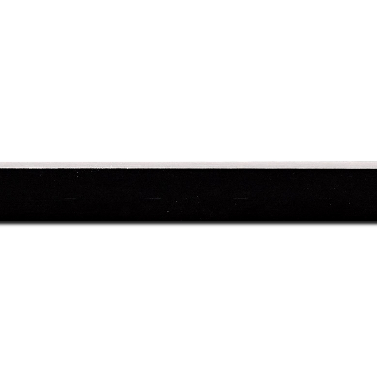 Baguette longueur 1.40m bois profil arrondi en pente plongeant largeur 2.4cm couleur noir satiné,veine du bois  apparent (pin) , angle du cadre extérieur filet argent chromé