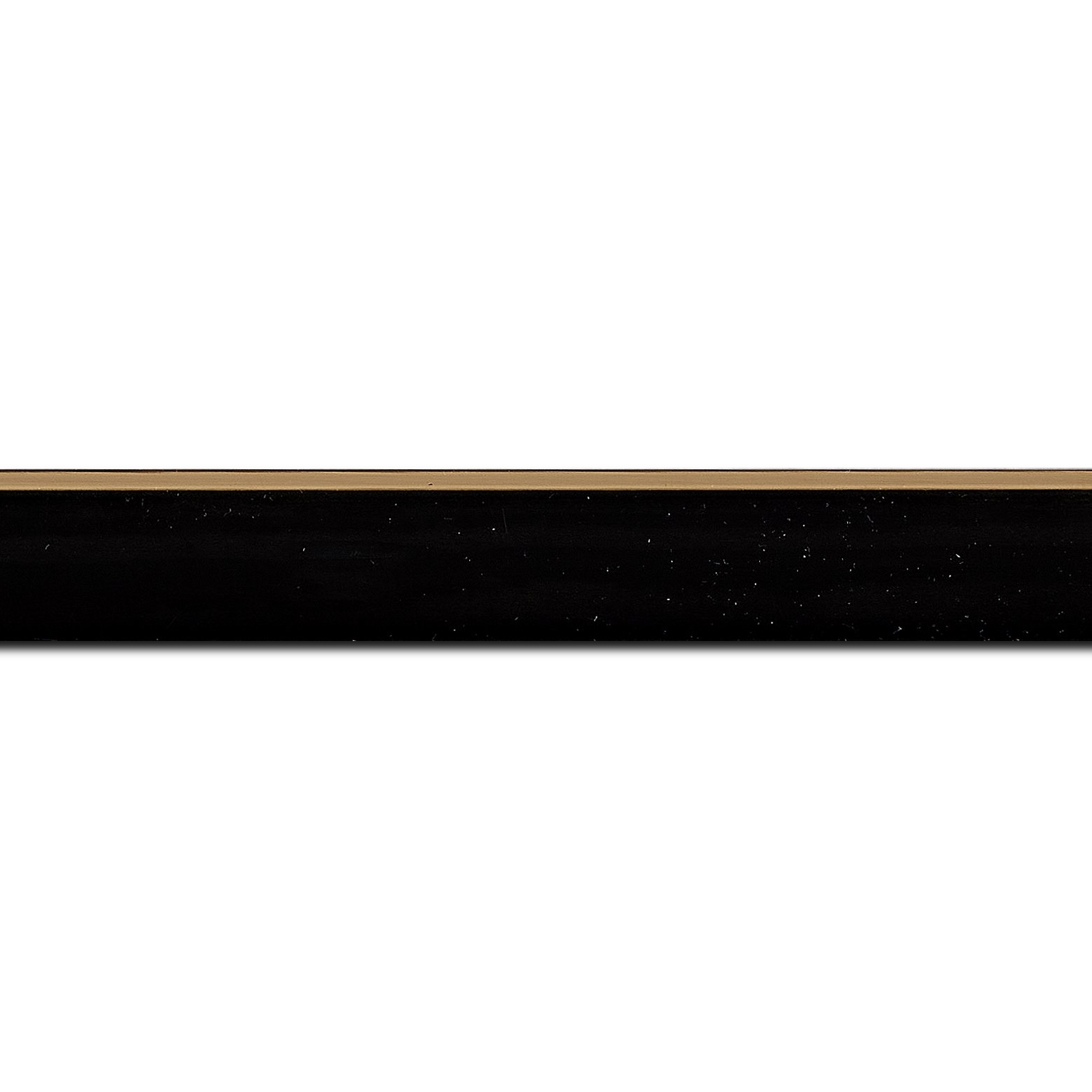 Baguette longueur 1.40m bois profil arrondi en pente plongeant largeur 2.4cm couleur noir satiné,veine du bois  apparent (pin) , angle du cadre extérieur filet or chromé