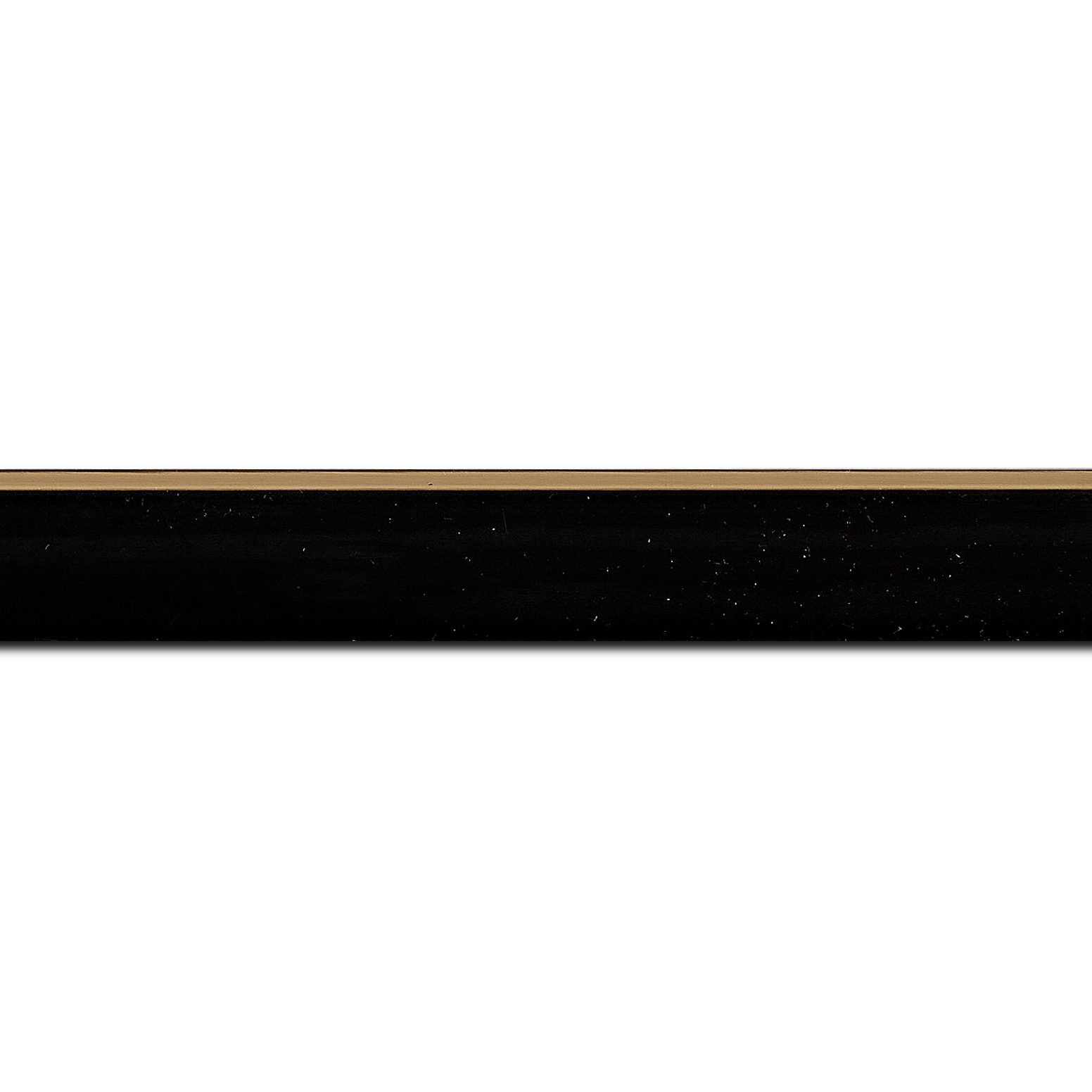 Pack par 12m, bois profil arrondi en pente plongeant largeur 2.4cm couleur noir satiné,veine du bois  apparent (pin) , angle du cadre extérieur filet or chromé(longueur baguette pouvant varier entre 2.40m et 3m selon arrivage des bois)