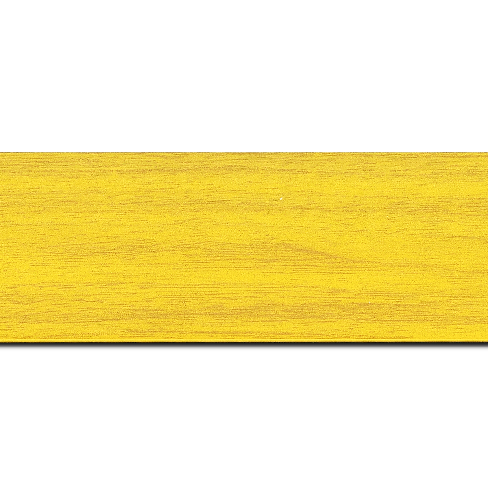 Pack par 12m, bois profil plat largeur 6cm jaune satiné effet veiné ,chant extérieur du cadre de couleur noire(longueur baguette pouvant varier entre 2.40m et 3m selon arrivage des bois)