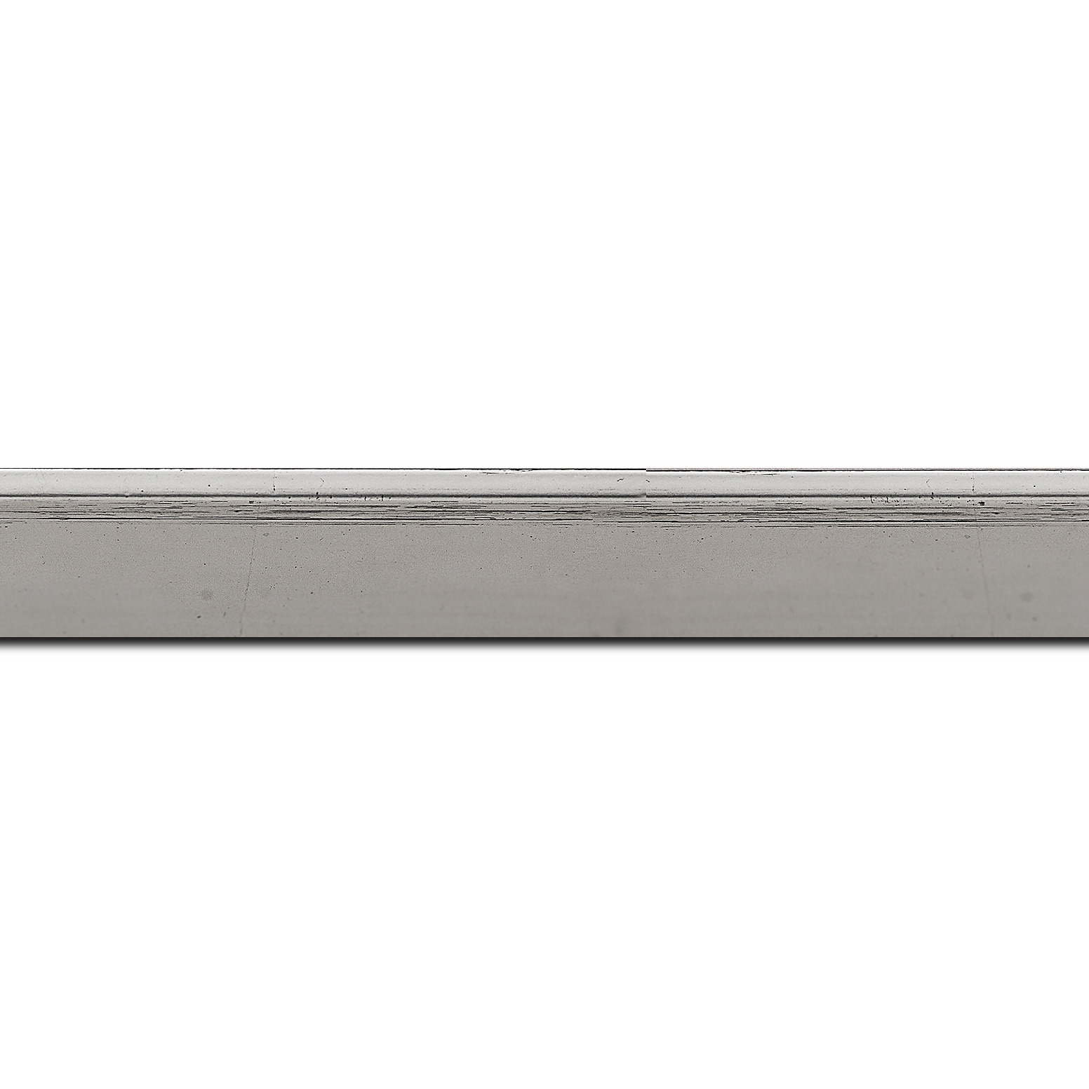 Pack par 12m, bois profil en pente plongeant largeur 2.2cm couleur argent coté extérieur foncé. finition haut de gamme car dorure à l'eau fait main (longueur baguette pouvant varier entre 2.40m et 3m selon arrivage des bois)