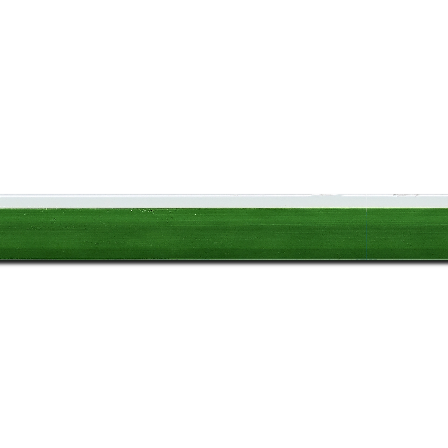 Pack par 12m, bois profil en pente plongeant largeur 2.2cm couleur vert laqué filet extérieur blanc laqué(longueur baguette pouvant varier entre 2.40m et 3m selon arrivage des bois)
