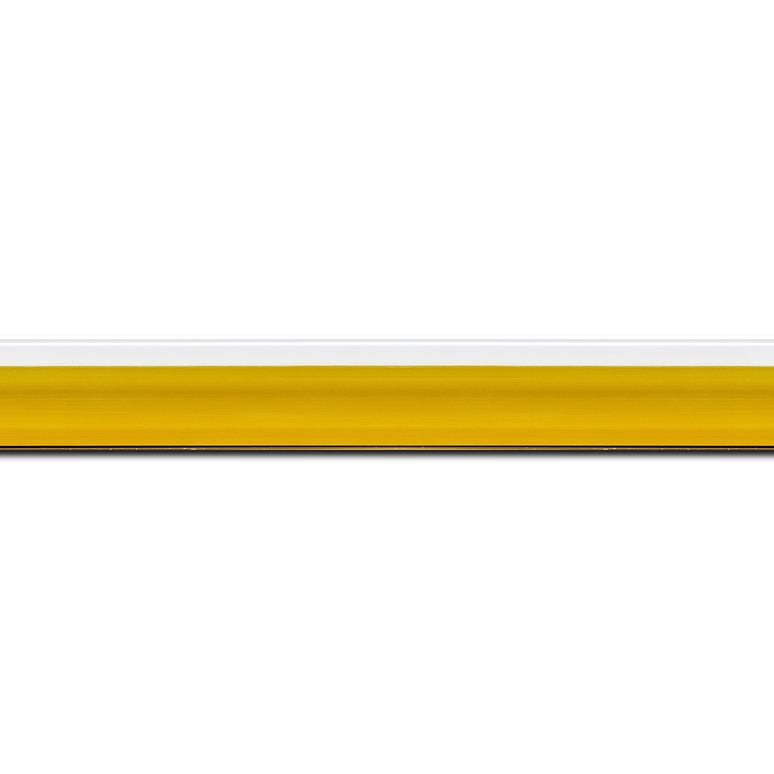 Pack par 12m, bois profil en pente plongeant largeur 2.2cm couleur jaune laqué filet extérieur blanc laqué  (longueur baguette pouvant varier entre 2.40m et 3m selon arrivage des bois)