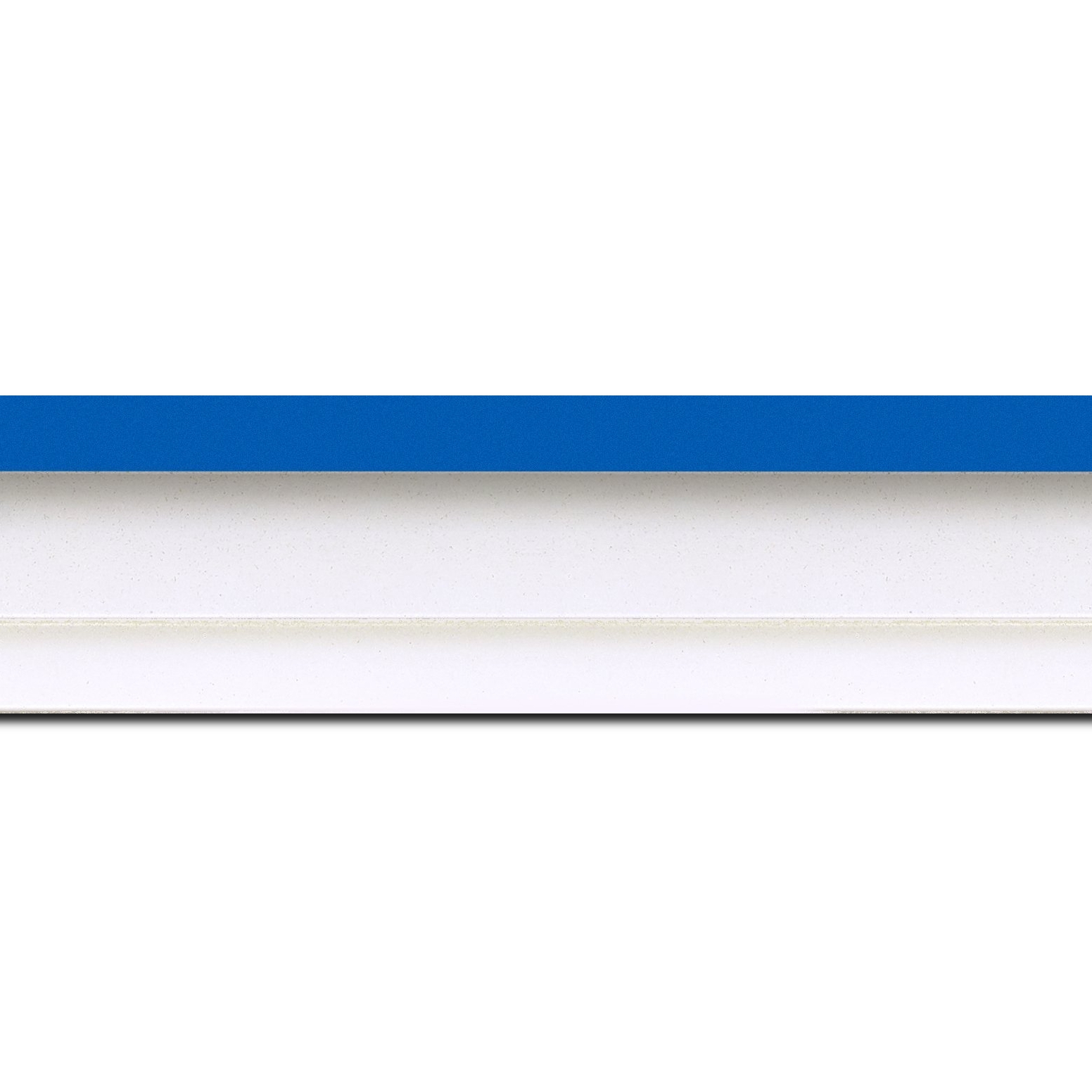 Pack par 12m, bois caisse américaine profil escalier largeur 4.4cm blanc mat filet bleu (spécialement conçu pour les châssis d'une épaisseur jusqu’à 2.5cm )(longueur baguette pouvant varier entre 2.40m et 3m selon arrivage des bois)