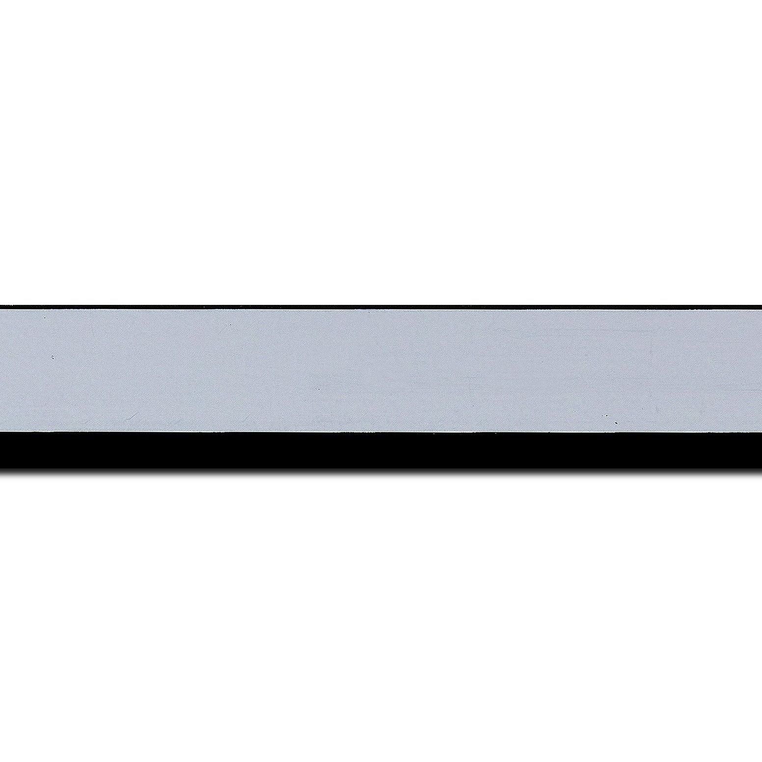 Pack par 12m, bois profil plat largeur 3.3cm couleur bleu clair satiné nez noir (longueur baguette pouvant varier entre 2.40m et 3m selon arrivage des bois)