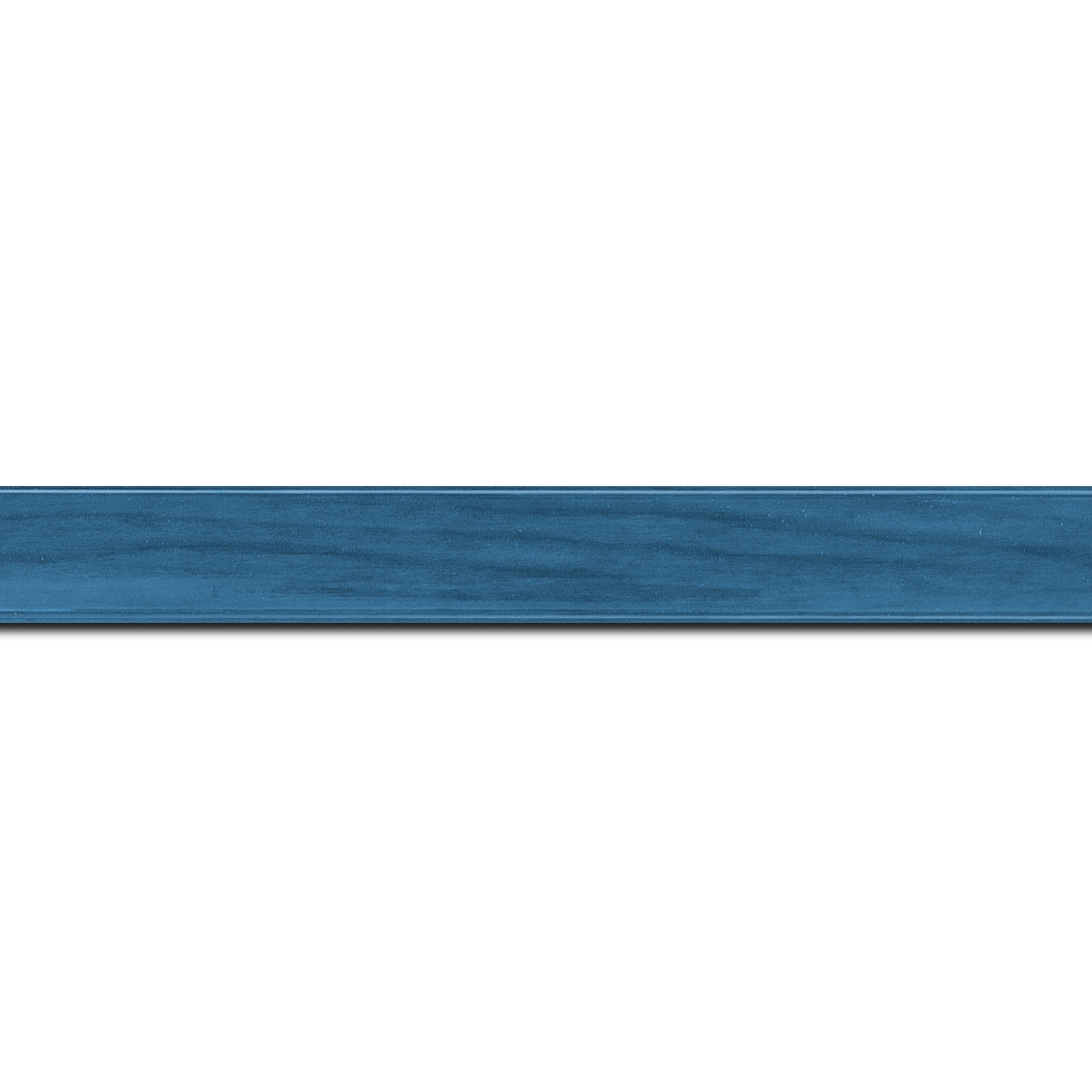 Baguette longueur 1.40m bois profil arrondi plongeant largeur 2cm couleur bleu vernis sur pin (veine du bois apparent)