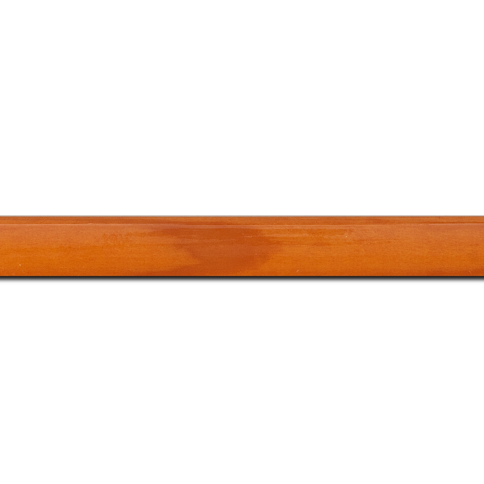 Baguette longueur 1.40m bois profil arrondi plongeant largeur 2cm couleur orange vernis sur pin (veine du bois apparent)