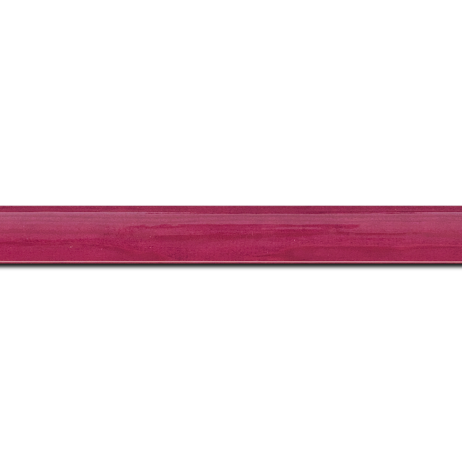 Baguette longueur 1.40m bois profil arrondi plongeant largeur 2cm couleur rose fushia vernis sur pin (veine du bois apparent)