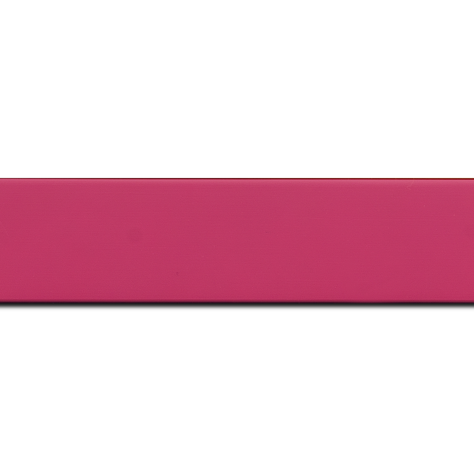 Pack par 12m, bois profil plat largeur 3.9cm couleur rose fushia mat (longueur baguette pouvant varier entre 2.40m et 3m selon arrivage des bois)