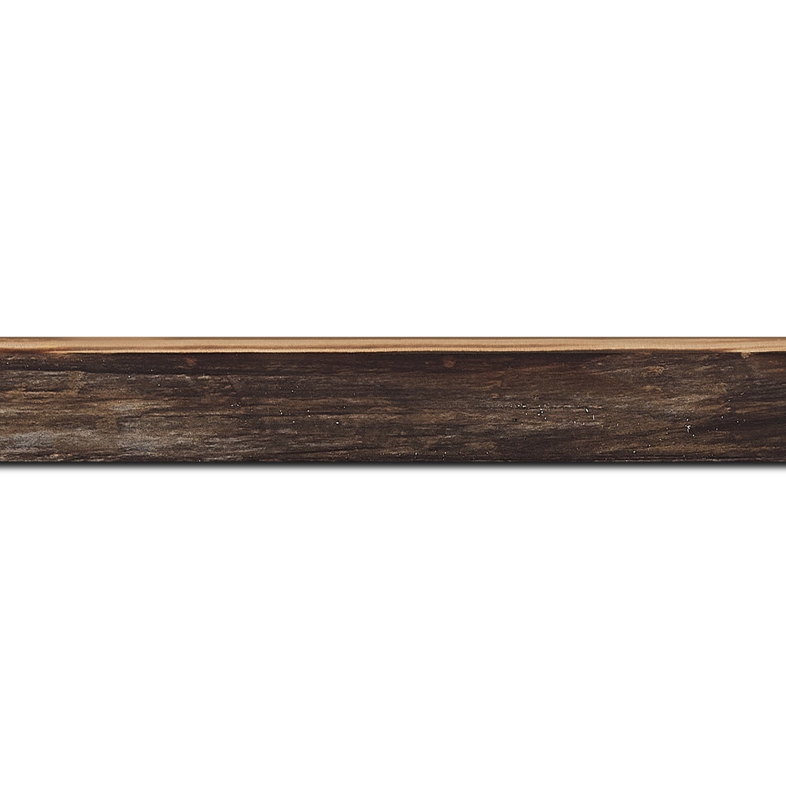 Baguette longueur 1.40m bois profil arrondi en pente plongeant largeur 2.4cm couleur noir ébène effet ressuyé, angle du cadre extérieur filet naturel
