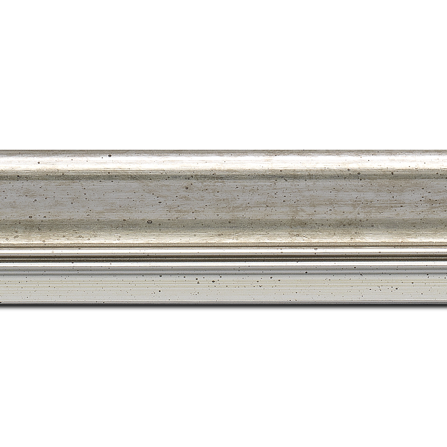 Pack par 12m, bois profil incurvé largeur 5.7cm de couleur argent marie louise blanche mouchetée filet argent intégré(longueur baguette pouvant varier entre 2.40m et 3m selon arrivage des bois)