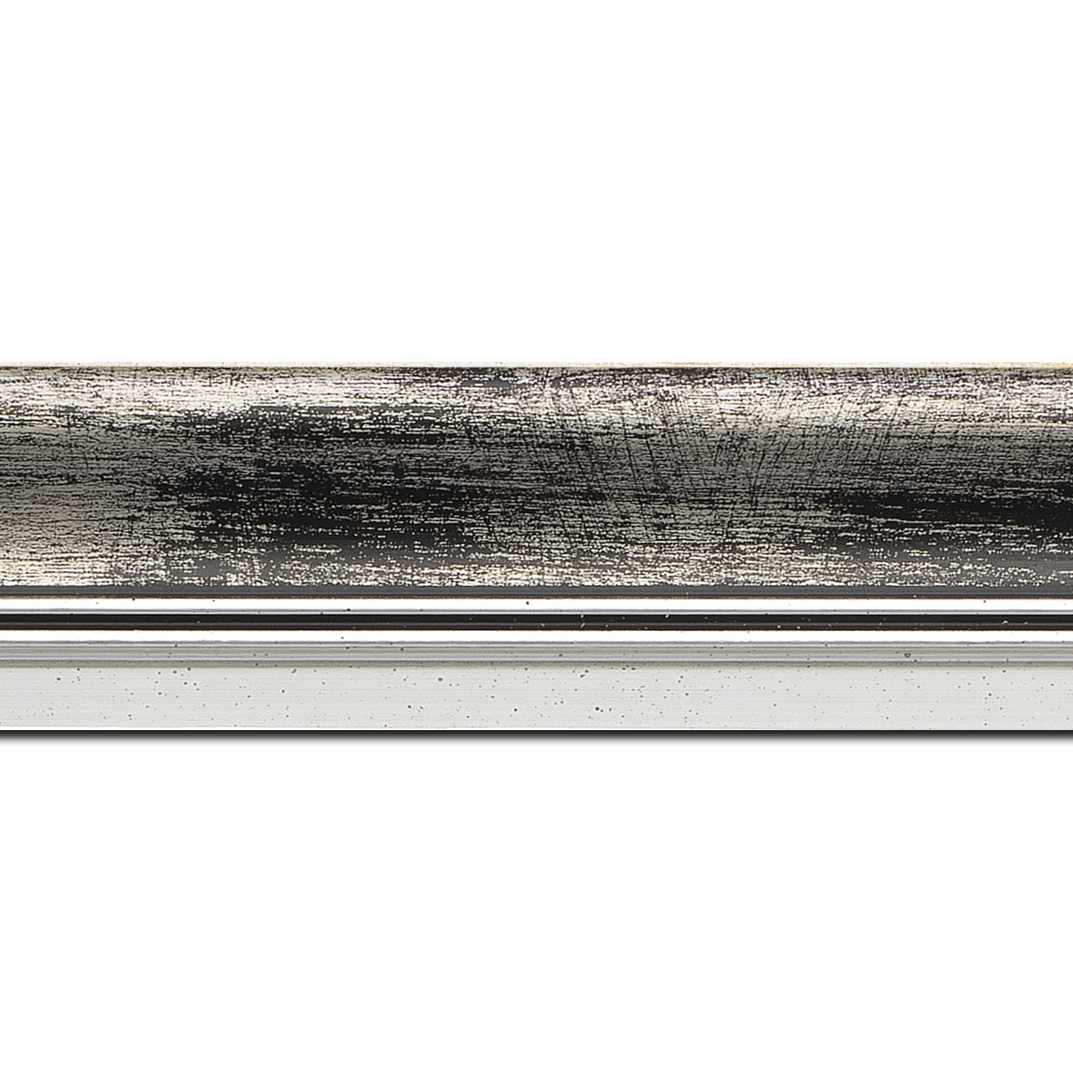 Baguette longueur 1.40m bois profil incurvé largeur 5.7cm de couleur noir fond argent marie louise blanche mouchetée filet argent intégré