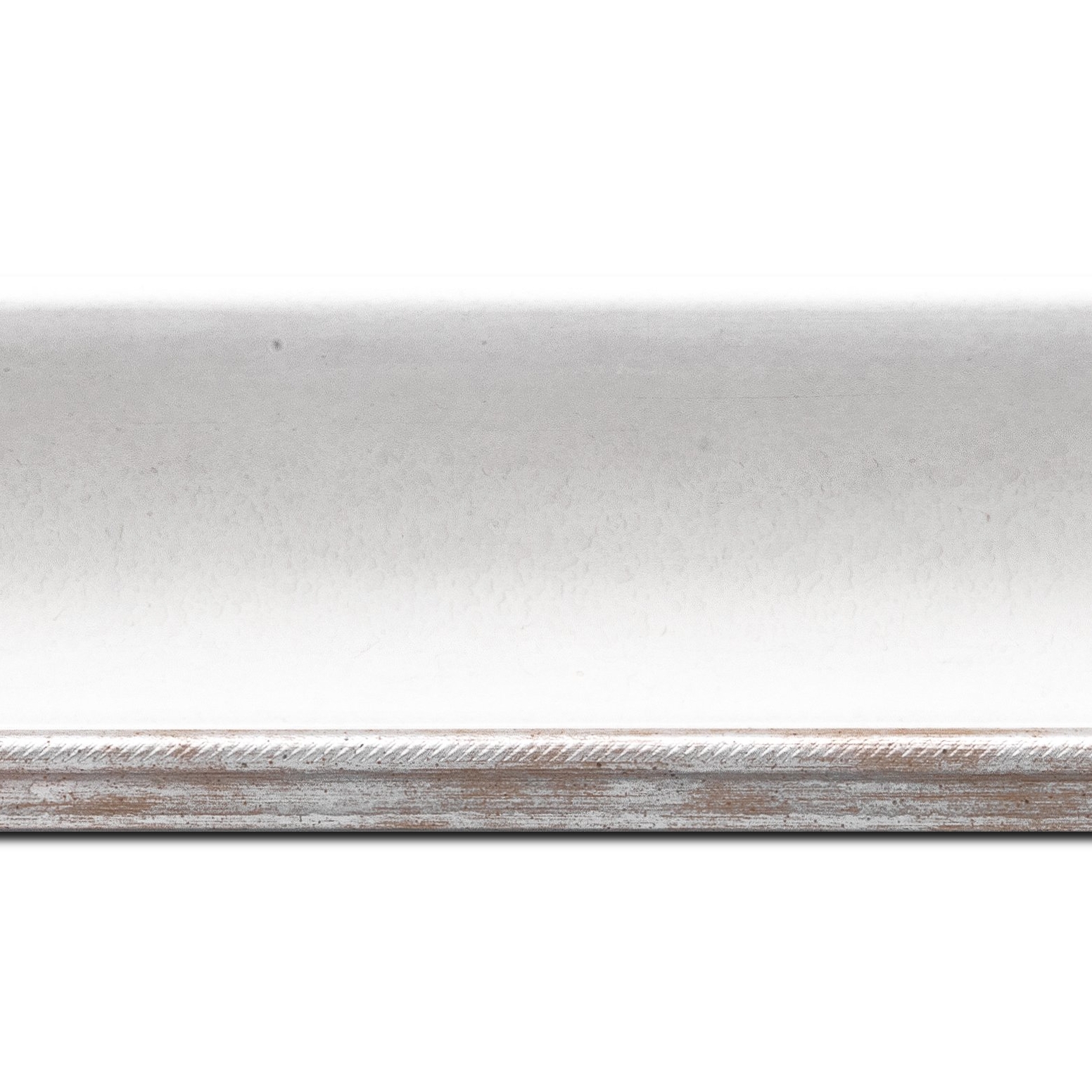 Pack par 12m, bois profil incurvé largeur 7.5cm de couleur blanc finition antique filet argent(longueur baguette pouvant varier entre 2.40m et 3m selon arrivage des bois)
