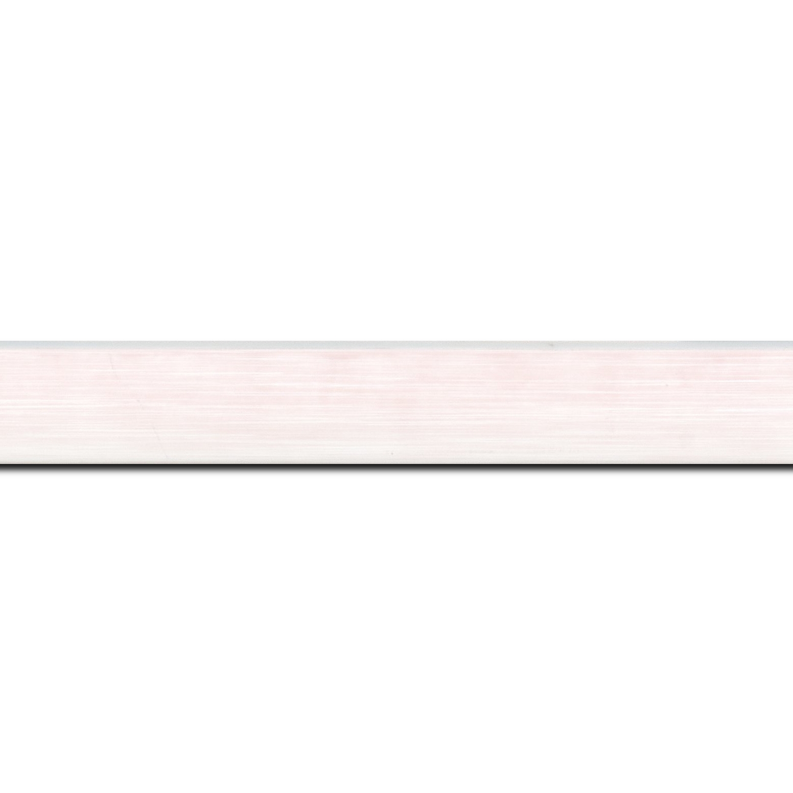 Baguette longueur 1.40m bois profil arrondi en pente plongeant largeur 2.4cm couleur blanchie tendre, arête et chant extérieur du cadre blanc