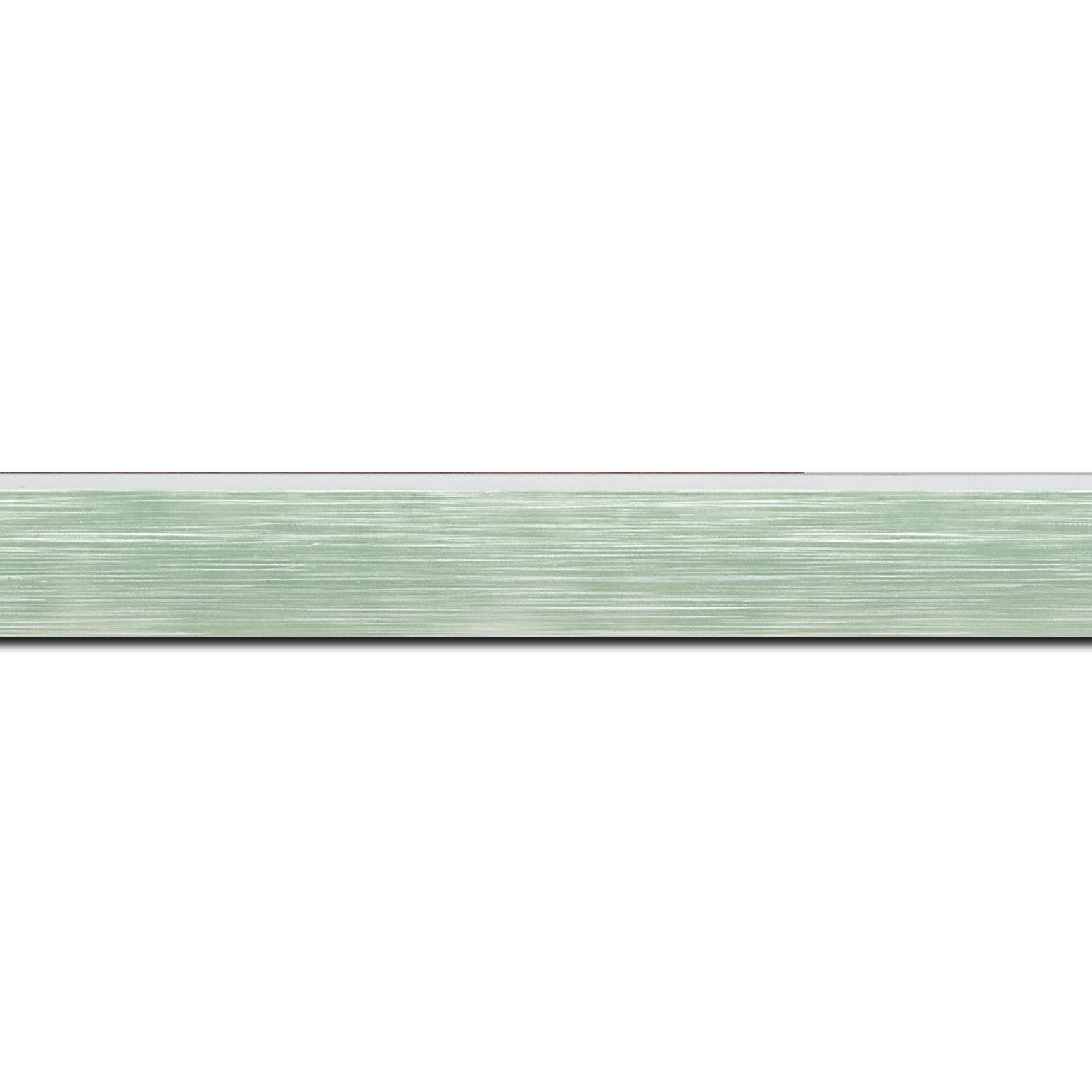 Baguette longueur 1.40m bois profil arrondi en pente plongeant largeur 2.4cm couleur vert tendre, arête et chant extérieur du cadre blanc