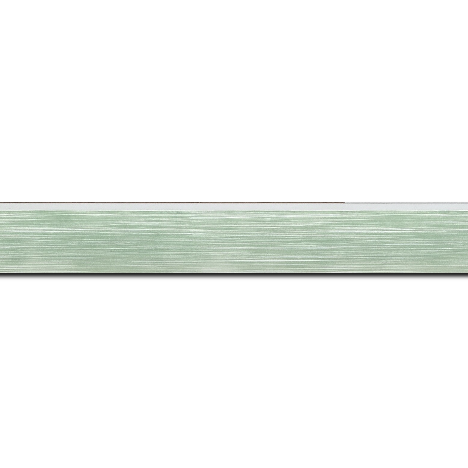 Pack par 12m, bois profil arrondi en pente plongeant largeur 2.4cm couleur vert tendre, arête et chant extérieur du cadre blanc   (longueur baguette pouvant varier entre 2.40m et 3m selon arrivage des bois)