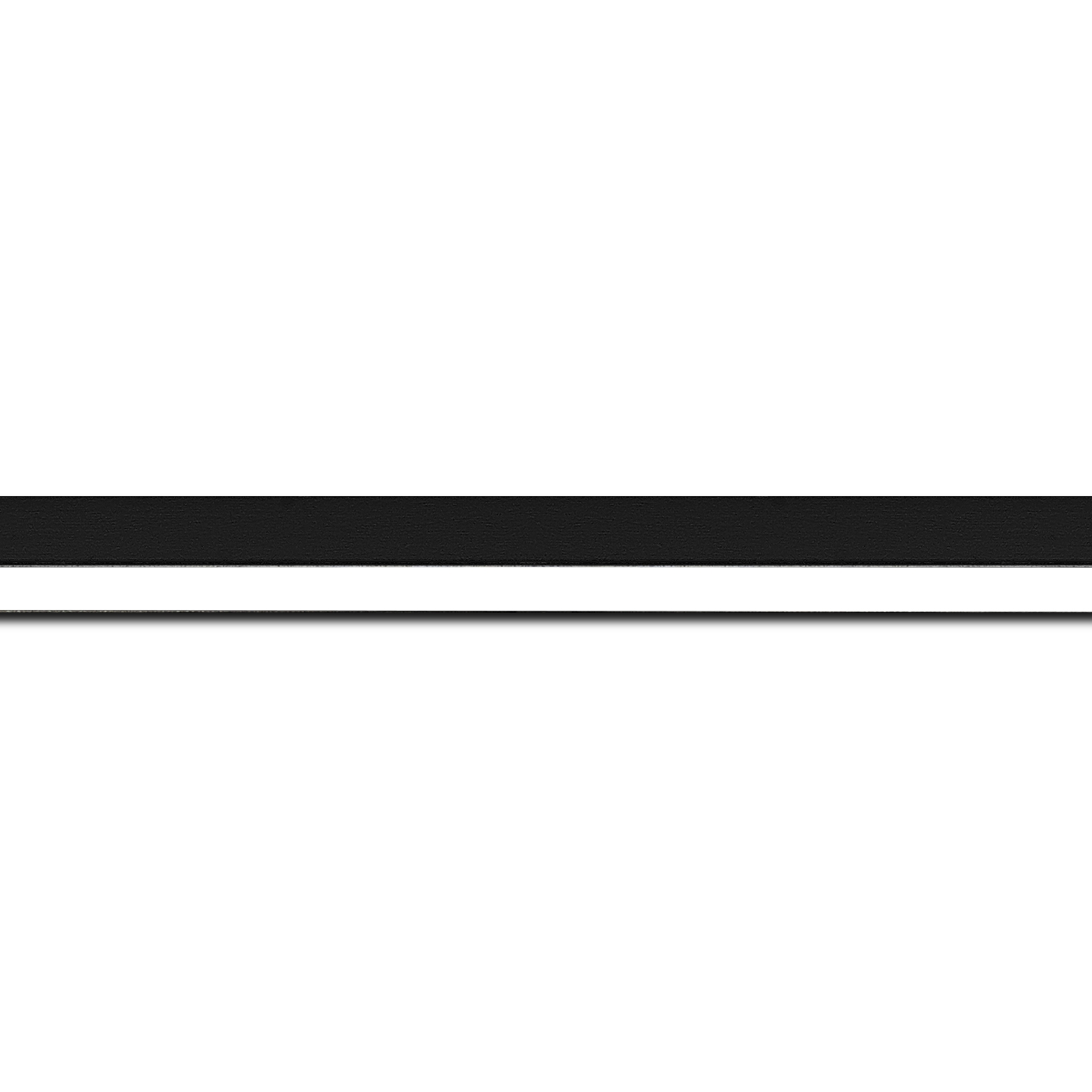 Pack par 12m, bois profil plat largeur 1.6cm couleur noir mat finition pore bouché filet blanc en retrait de la face du cadre de 6mm assurant un effet très original (longueur baguette pouvant varier entre 2.40m et 3m selon arrivage des bois)