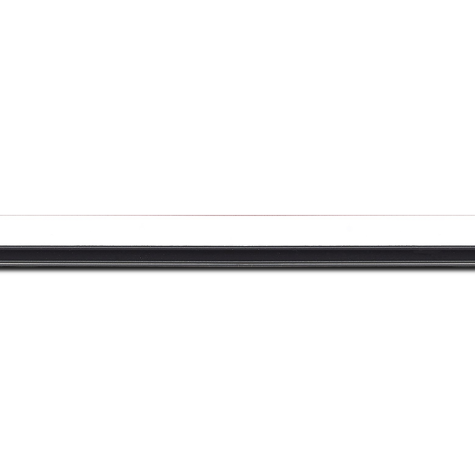 Pack par 12m, bois profil plat largeur 1.6cm couleur blanc mat finition pore bouché filet noir en retrait de la face du cadre de 6mm assurant un effet très original (longueur baguette pouvant varier entre 2.40m et 3m selon arrivage des bois)