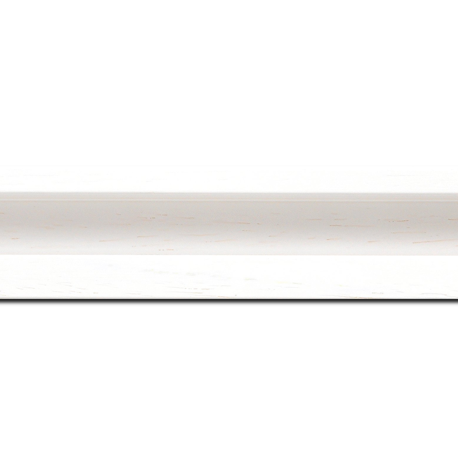 Baguette longueur 1.40m bois caisse américaine largeur 4.5cm blanc satiné  (spécialement conçu pour les supports rigides ne nécessitant pas de protection plexi ou autre : aluminium, dibon , pvc etc...le sujet se  colle sur le nez de feuillure du cadre ) profil en u. espace libre de + ou - 15mm entre le sujet et le retour du cadre .