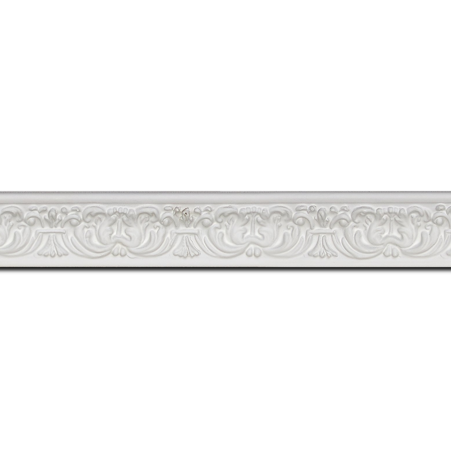 Baguette longueur 1.40m bois profil incurvé largeur 2.6cm couleur blanc en relief sur fond blanc
