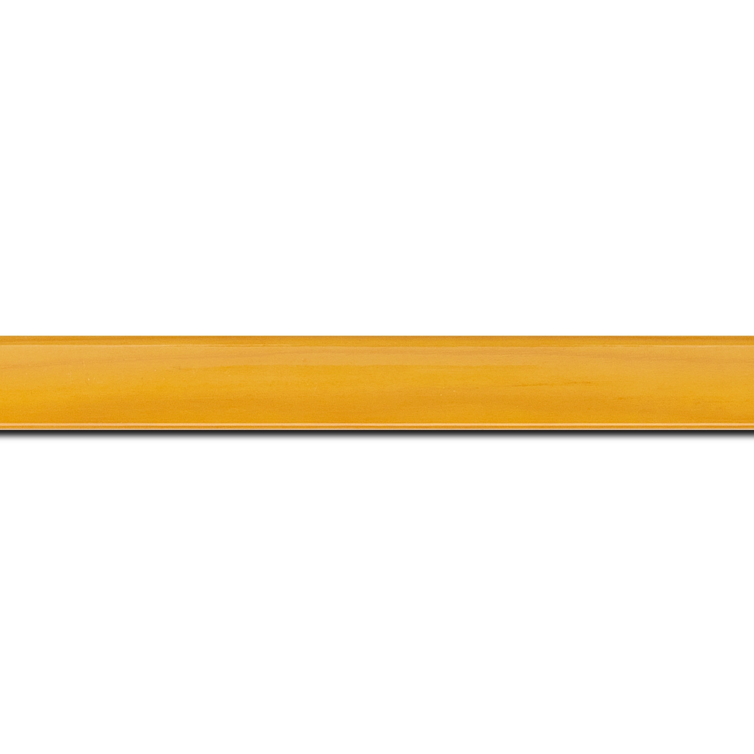 Baguette longueur 1.40m bois profil arrondi plongeant largeur 2cm couleur jaune vernis sur pin (veine du bois apparent)
