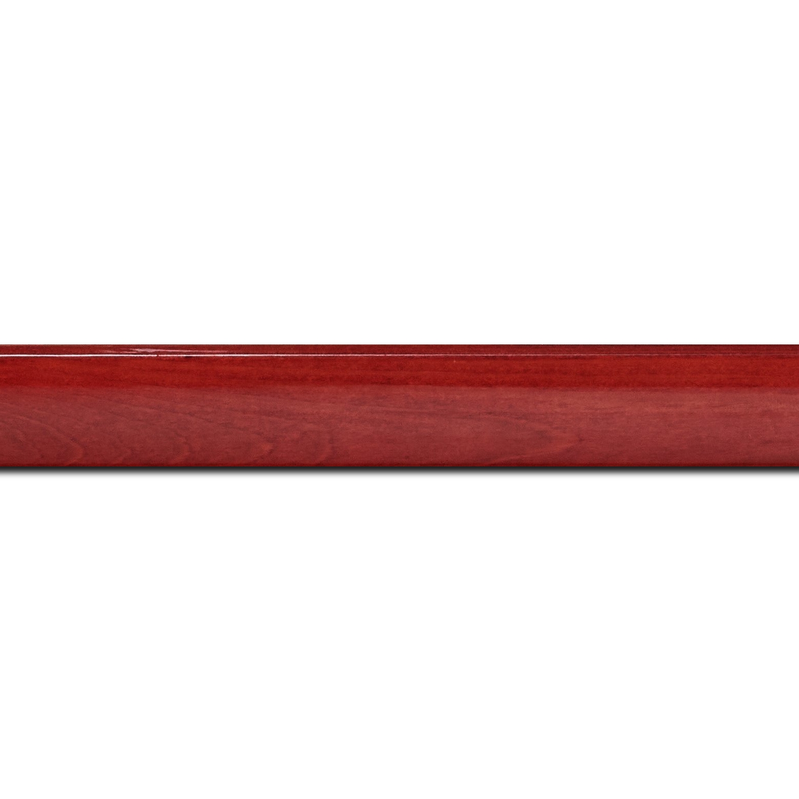 Baguette longueur 1.40m bois profil arrondi en pente plongeant largeur 2.4cm couleur rouge cerise finition vernis brillant,veine du bois  apparent (pin) ,
