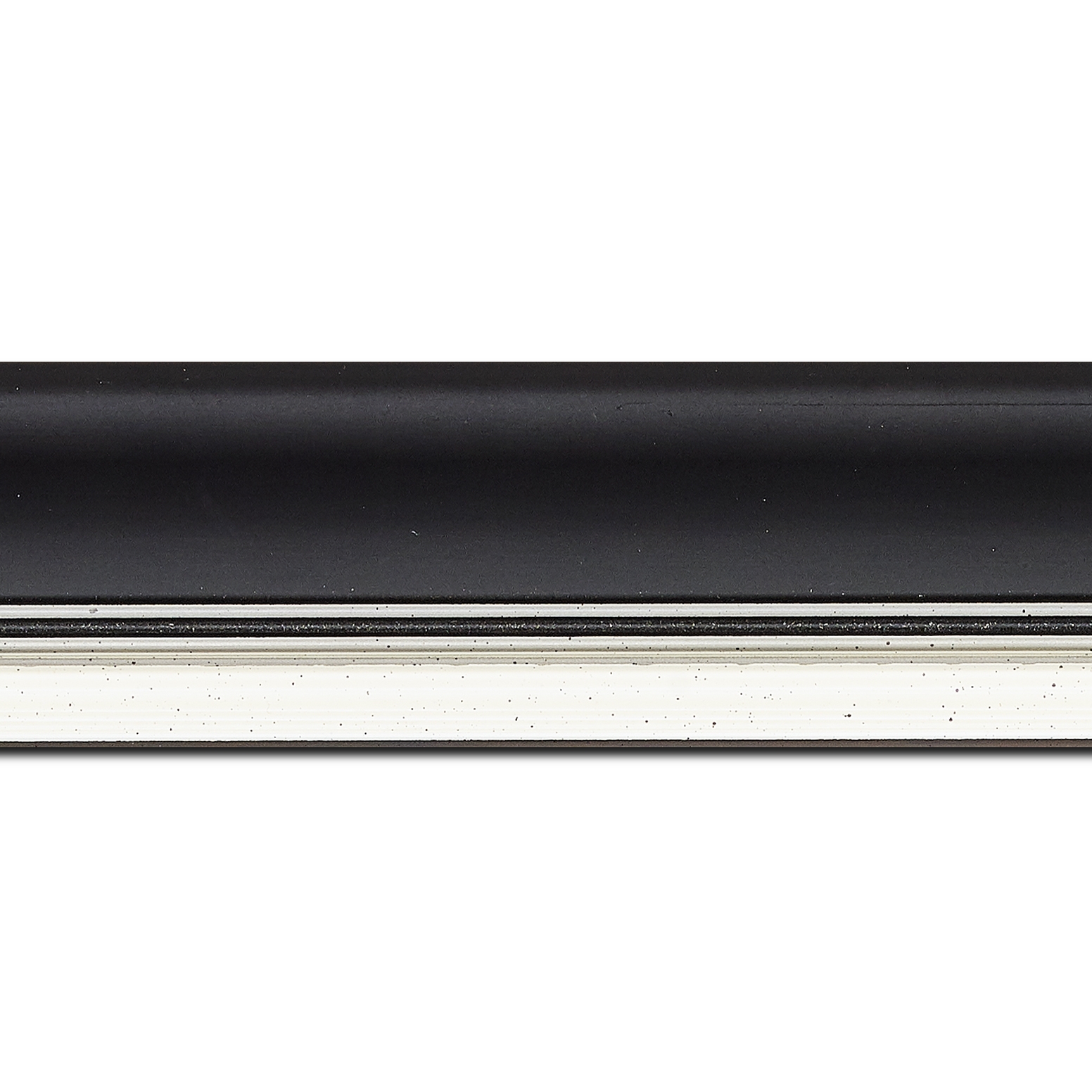 Baguette longueur 1.40m bois profil incurvé largeur 5.7cm de couleur noir mat  marie louise blanche mouchetée filet argent intégré
