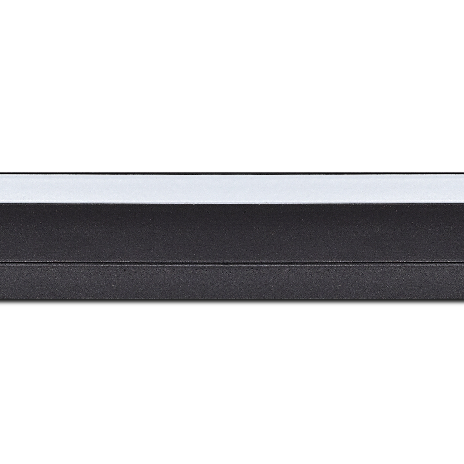 Pack par 12m, bois caisse américaine profil escalier largeur 4.4cm noir mat filet blanc (spécialement conçu pour les châssis d'une épaisseur jusqu’à 2.5cm )(longueur baguette pouvant varier entre 2.40m et 3m selon arrivage des bois)