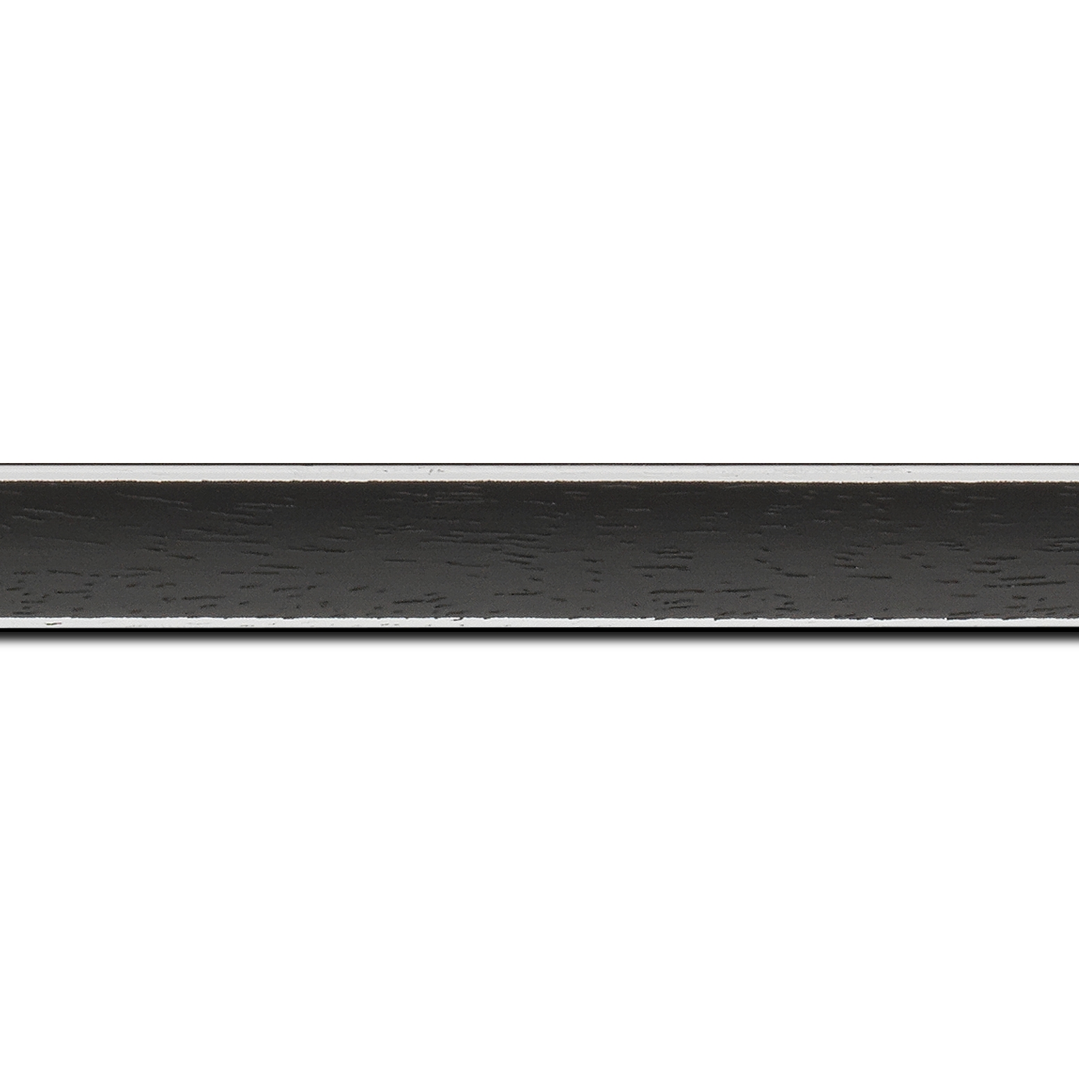 Baguette longueur 1.40m bois profil concave largeur 2.4cm couleur noir satiné arêtes essuyés blanchies de chaque coté