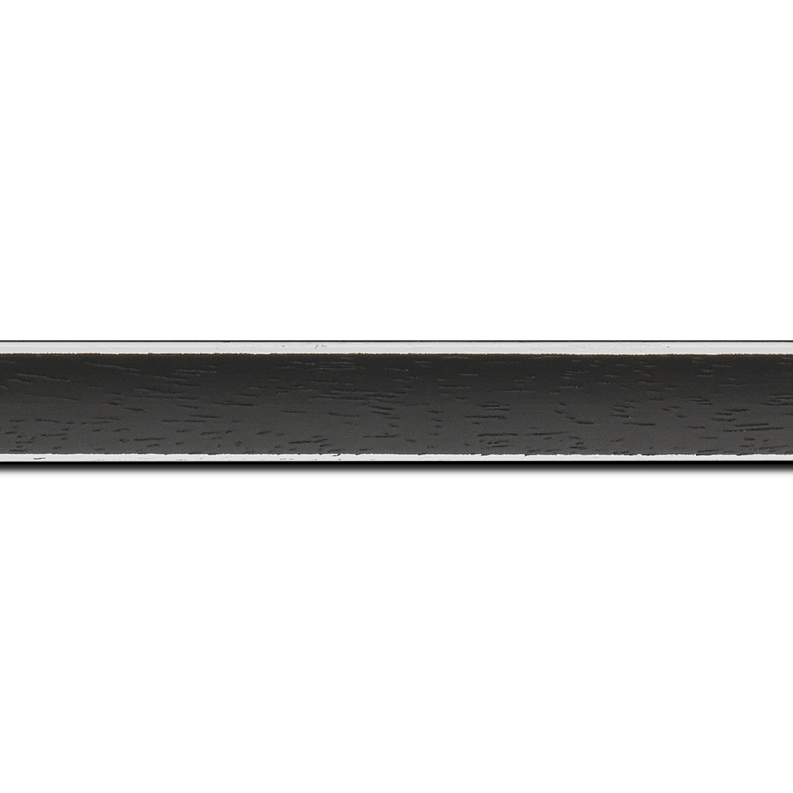 Baguette service précoupé Bois profil concave largeur 2.4cm couleur noir satiné arêtes essuyés blanchies de chaque coté
