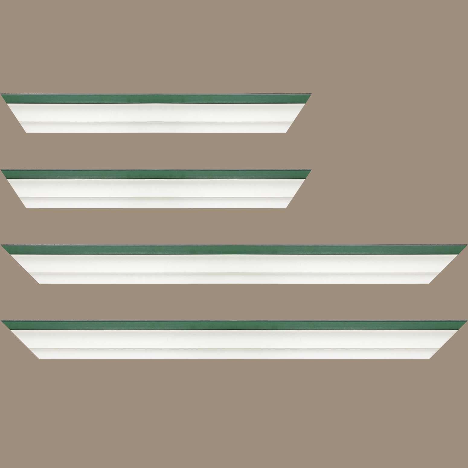 Baguette service précoupé Bois caisse américaine profil escalier largeur 4.4cm blanc mat filet vert (spécialement conçu pour les châssis d'une épaisseur jusqu’à 2.5cm )
