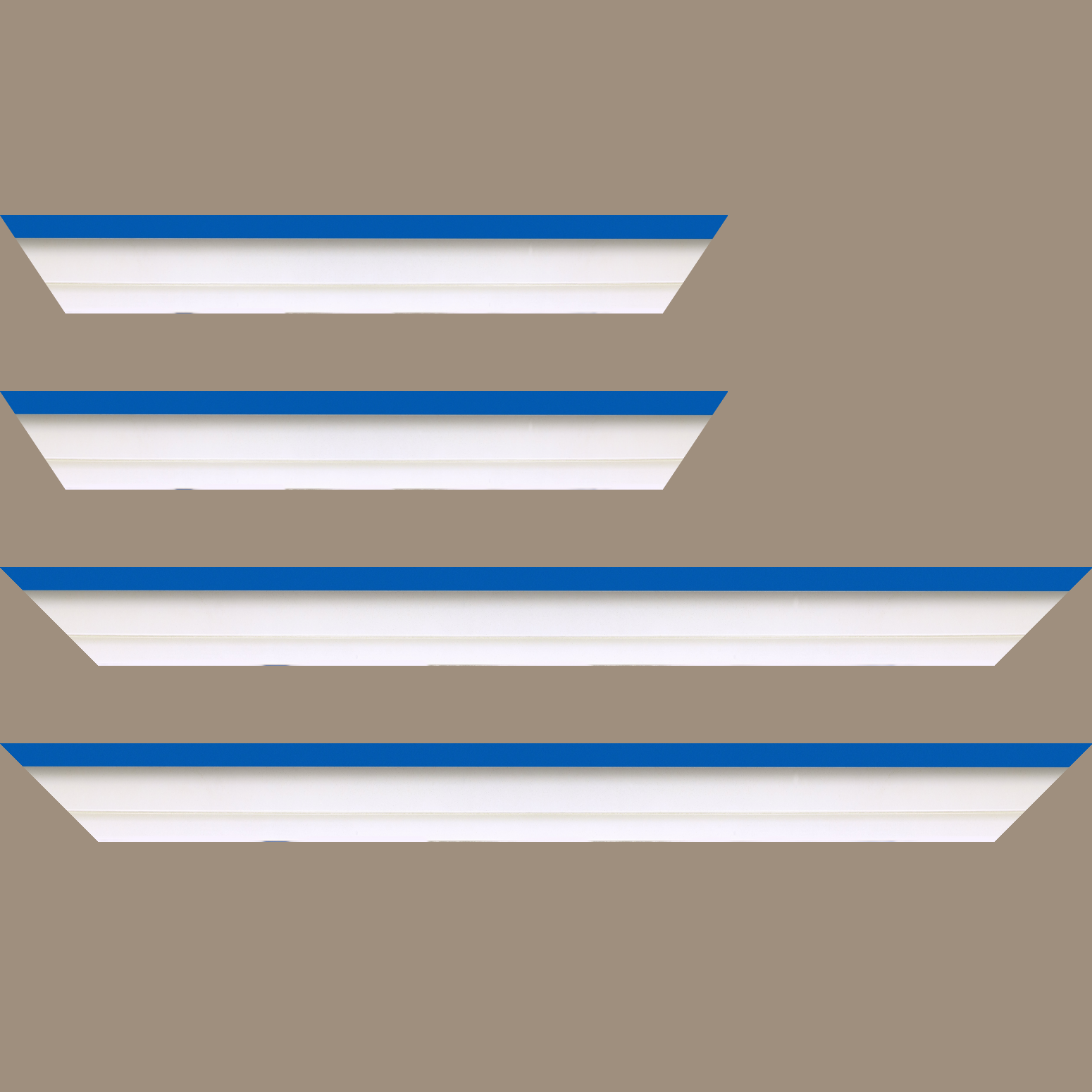 Baguette service précoupé Bois caisse américaine profil escalier largeur 4.4cm blanc mat filet bleu (spécialement conçu pour les châssis d'une épaisseur jusqu’à 2.5cm )