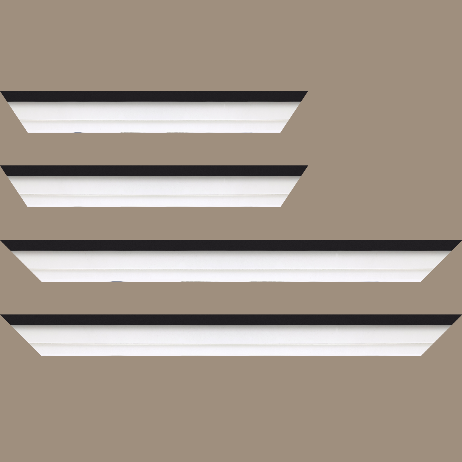 Baguette service précoupé Bois caisse américaine profil escalier largeur 4.4cm blanc mat filet noir (spécialement conçu pour les châssis d'une épaisseur jusqu’à 2.5cm )